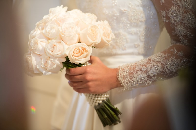 buque-de-rosas-brancas-com-perolas | Blog de Casamento para Noivas | Aceito  Sim