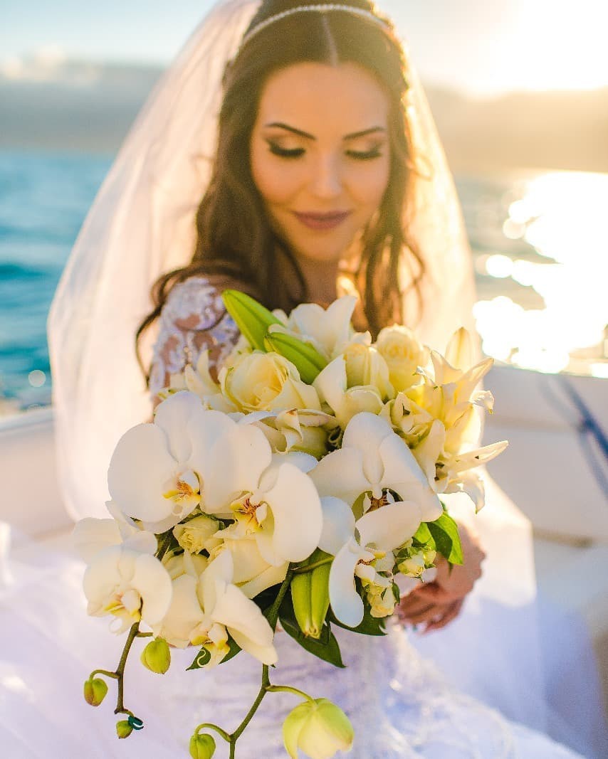 Buque branco com orquídeas e lirios | Blog de Casamento para Noivas |  Aceito Sim