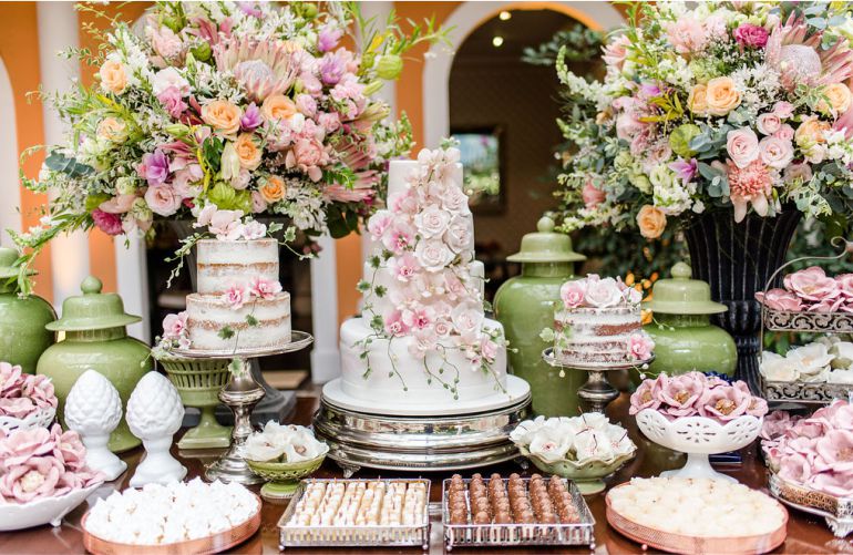 Bolo de casamento com flores de açúcar com decoração em rosa e champagne