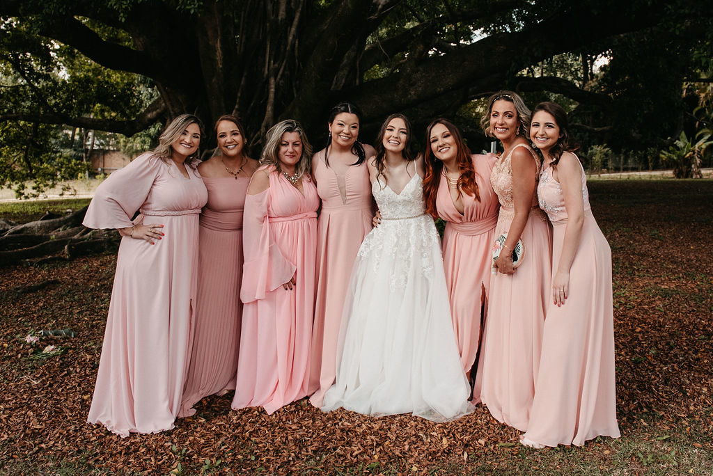 Madrinhas e padrinhos de casamento com vestido rosa