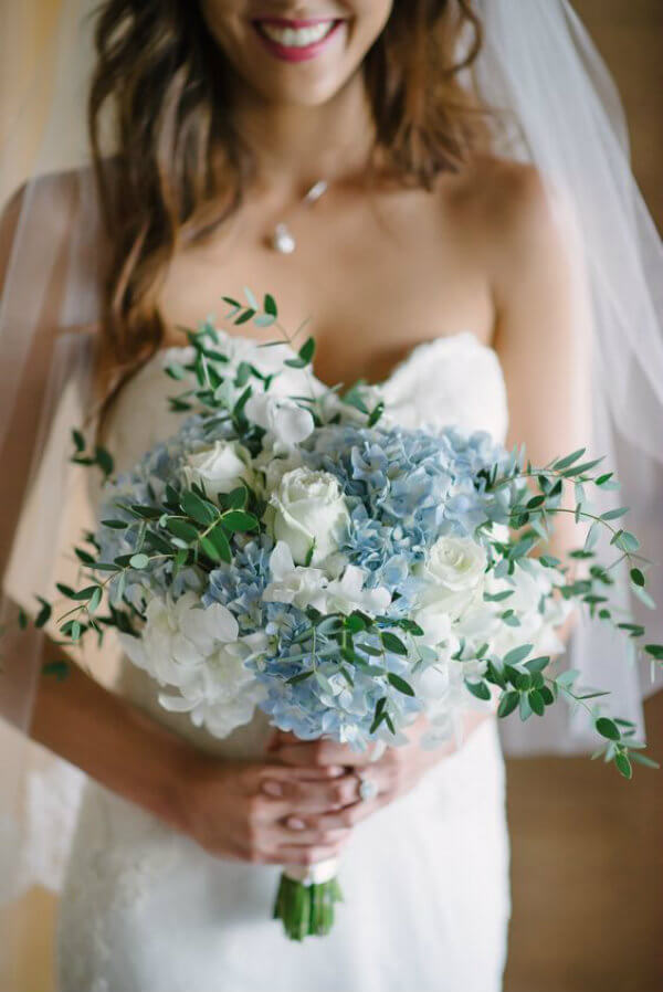 Buquê de hortênsias e rosas | Blog de Casamento para Noivas | Aceito Sim