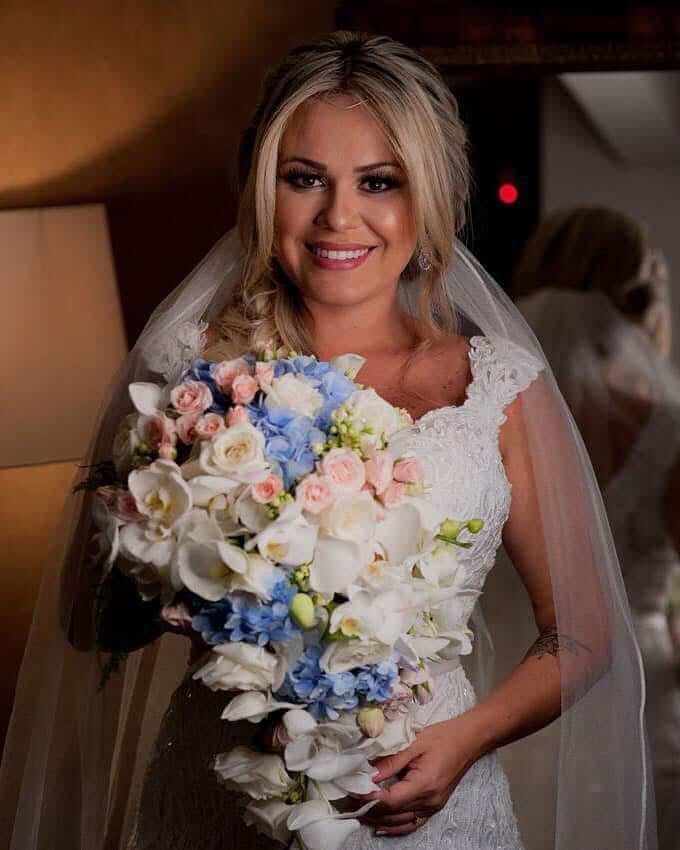 Buquê cascata com hortênsias azuis, orquídeas brancas e mini rosas - Foto:  Agência Casa Luxury | Blog de Casamento para Noivas | Aceito Sim