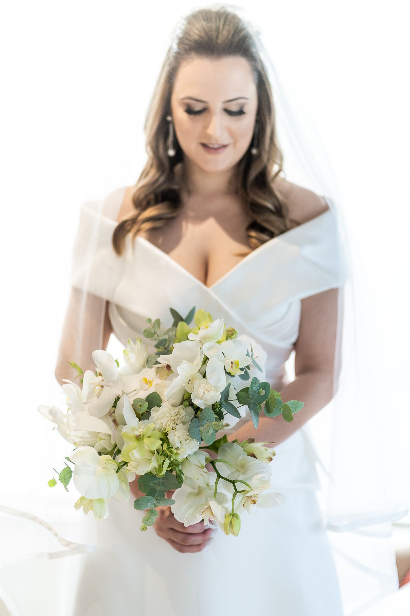 Buque-de-noiva-classico-com-orquideas-e-folhas-de-eucalipto | Blog de  Casamento para Noivas | Aceito Sim