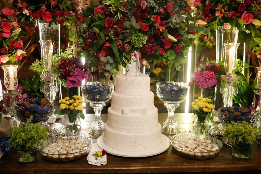 Mesa do bolo casamento clássico